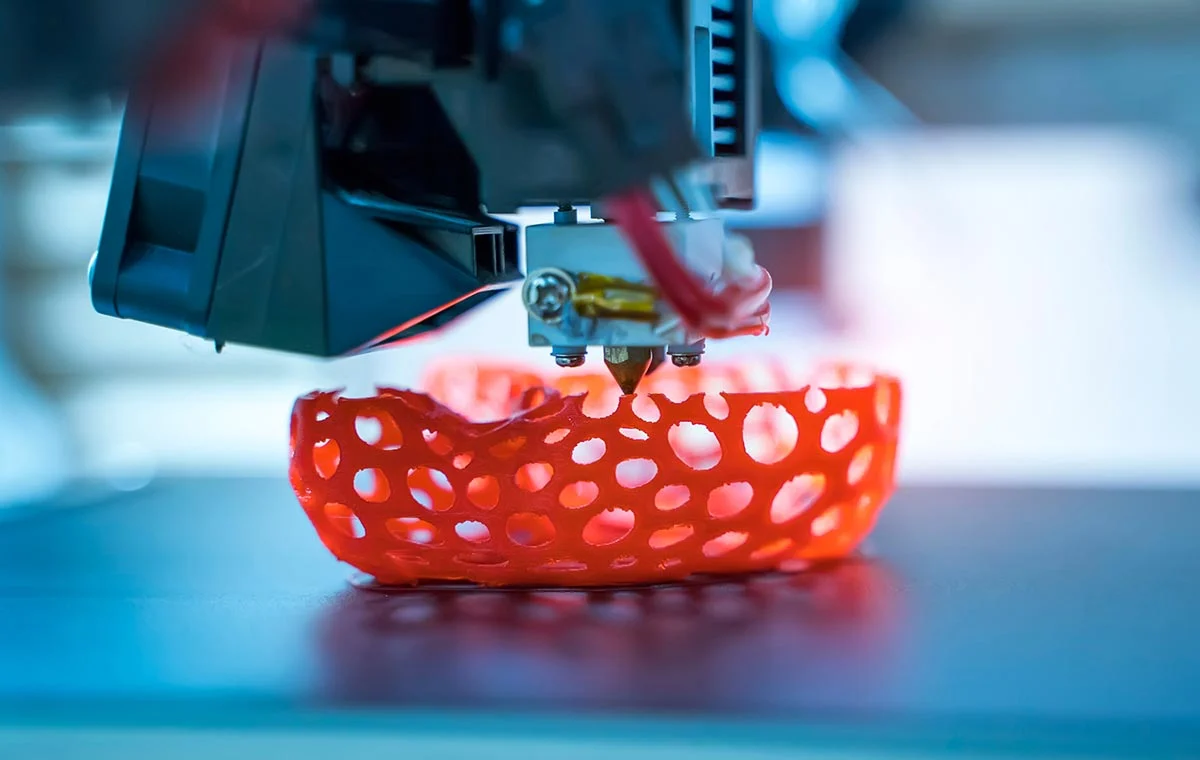 Additive manufacturing advances spanning defense interoperability projects, industrial leadership appointments, custom 3D-printed sports medical devices, and heat-resistant recyclable aluminum alloys for metal 3D printing.
